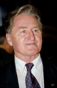 Алексей Александрович Парамонов, 11 октября 1997, г. Москва. Советский футболист (нападающий, полузащитник, защитник) и хоккеист (с мячом) (защитник), заслуженный мастер спорта СССР, заслуженный тренер РСФСР, заслуженный работник физической культуры РСФСР, Олимпийский чемпион Алексей Александрович Парамонов на праздновании 100-летия Российского футбола в ГЦКЗ «Россия».