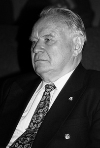 Константин Иванович Бесков, 25 декабря 1991, г. Москва. Советский футболист и футбольный тренер, заслуженный мастер спорта СССР, заслуженный тренер СССР, неоднократный чемпион СССР (в качестве игрока и тренера), серебряный призер Чемпионата Европы и бронзовый призер Олимпийских игр (в качестве тренера) Константин Иванович Бесков на чествовании футболистов ЦСКА в Центре международной торговли, которые в 1991 году одновременно стали чемпионами СССР и обладателями Кубка СССР, последними победителями в истории этих турниров.