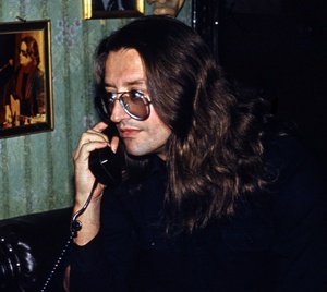 Александр Борисович Градский в своей квартире, 1989 год, г. Москва. Выставка «Александр Градский в квартире с дочерью, 1989 год» с этой фотографией.
