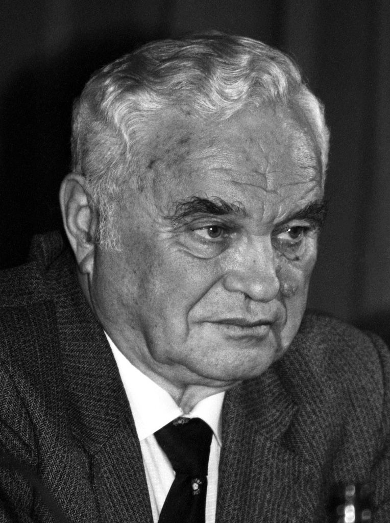 Валентин Александрович Николаев, 25 декабря 1991, г. Москва. Советский футболист и футбольный тренер, правый инсайд ЦДКА и сборной СССР, заслуженный мастер спорта СССР, заслуженный тренер СССР, заслуженный работник физической культуры Российской Федерации, неоднократный чемпион СССР (в качестве игрока и тренера) Валентин Александрович Николаев на чествовании футболистов ЦСКА в Центре международной торговли, которые в 1991 году одновременно стали чемпионами СССР и обладателями Кубка СССР, последними победителями в истории этих турниров.