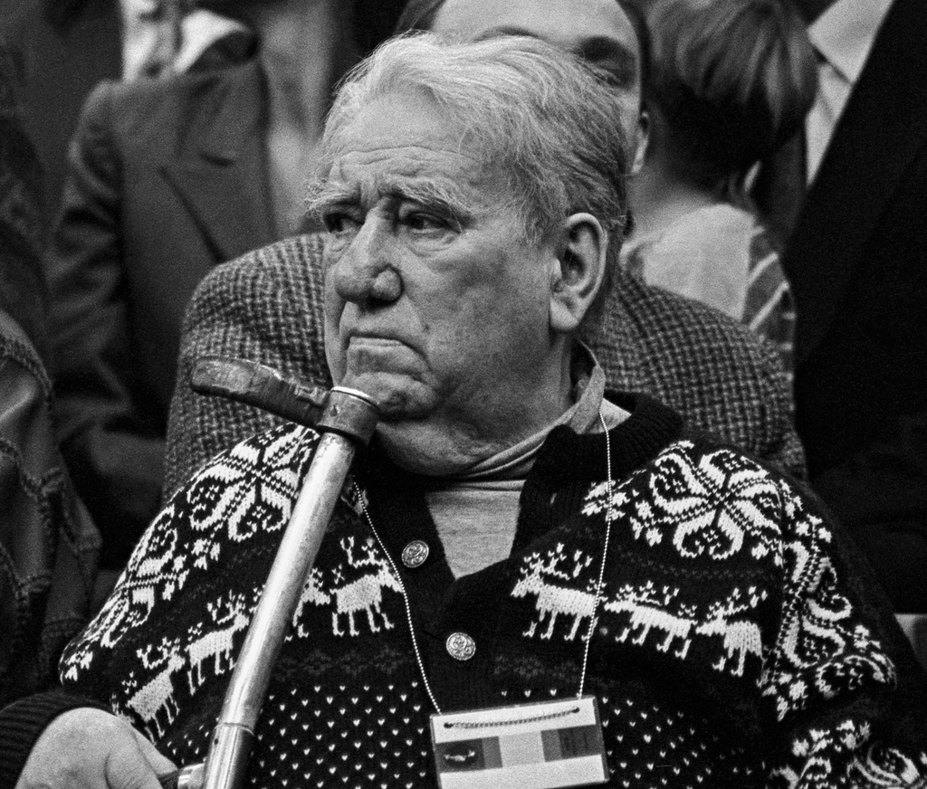Анатолий Владимирович Тарасов, 13 ноября 1994, г. Москва. Советский хоккеист, футболист и тренер по этим видам спорта, заслуженный мастер спорта СССР, заслуженный тренер СССР Анатолий Владимирович Тарасов на трибунах финального матча международного теннисного турнира Кубок Кремля 1994 в спорткомплексе&nbsp;«Олимпийский».