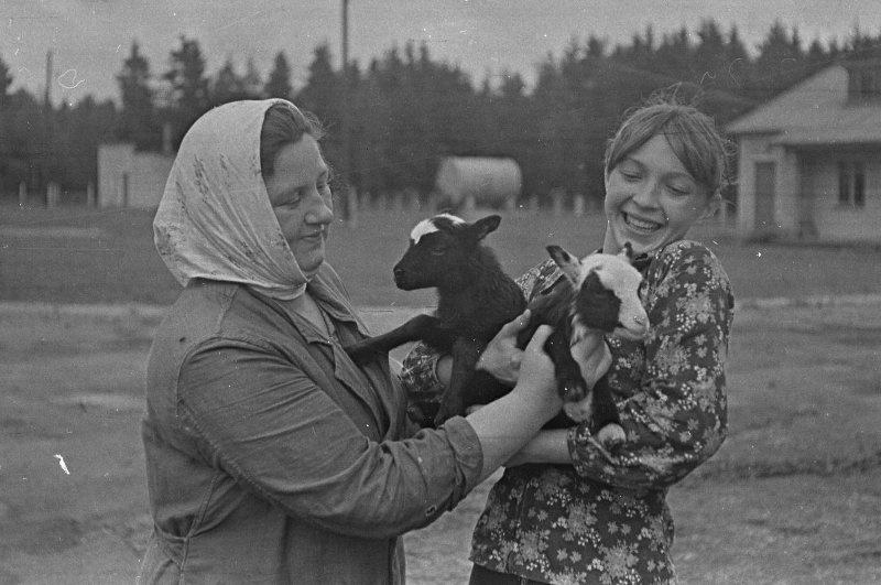 Из серии «Совхоз "Любань"», июнь 1978, Белорусская ССР, Минская обл., Вилейский р-н, Коловичский сельсовет, дер. Любань. Справа – Марина Гришина.