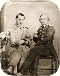 Федор Достоевский и Чокан Валиханов, 1858 год, Западно-Сибирское генерал-губернаторство, Семипалатинская обл., г. Семипалатинск. Федор Михайлович Достоевский совместно с известным потомком хана Средней орды Вали – Чоканом Валихановым, офицером, проезжавшим через Семипалатинск, в научную командировку в Кашгарию. Достоевский был знаком с Валихановым еще по Петербургу, где Чокан слушал лекции в университете. Недюжинная личность Валиханова привлекла внимание Достоевского, и между ними установились дружеские отношения, закрепившиеся даже общим фотографическим снимком.