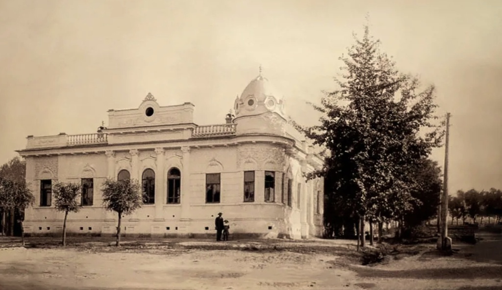Дом верненского купца Тита Головизина, 1905 - 1914, Семиреченская обл., Верненский у., г. Верный. Сайт «Просто слова» (2023): «Даже архитектурный стиль здания определяют по-разному – необарокко, модерн, эклектика с интерпретацией барокко. Неизвестно, кто является архитектором. Предположительно, кто-то из знаменитых верненских, Гурдэ или Зенков. На доме есть табличка, на ней указаны годы строительства 1905–1908 годы. Но, по словам алматинских краеведов, существуют архивные документы, свидетельствующие о более поздней дате, 1914 год. Первым владельцем здания считается купец Тит Александрович Головизин. Предположительно он занимался кожевенным делом и был хозяином чуть ли не всех сапожных мастерских в Верном. Однако существует мнение, что Тит Александрович в самом городе бывал редко, жил в селе Михайловском, теперь оно называется Тургень, и занимался строительством. В разное время в нем располагались коммунальные квартиры, детский сад и туберкулезный диспансер. После войны здание перешло под управление ХОЗУ Совета министров Казахской ССР, имело статус резиденции аппарата №4. В нем жили первые секретари ЦК Компартии Казахстана Жумабай Шаяхметов и Леонид Брежнев. Затем тут останавливались члены иностранных делегаций (ул.Лепсинская (Фурманова, 162)».Ныне Алма-Ата (Казахстан).&nbsp;
