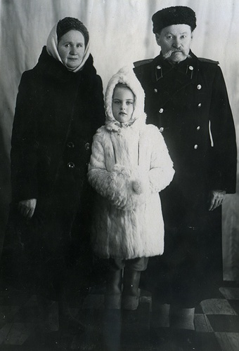 Алла Данько с дедушкой и бабушкой, март 1952