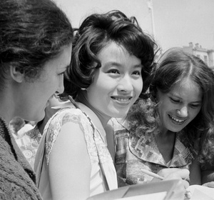 Японская актриса, лауреат премии «Золотой глобус» Еко Симада во время IX Московского международного кинофестиваля раздает автографы поклонникам, июль 1975, г. Москва, ГЦКЗ «Россия». Выставка «IX Московский международный кинофестиваль, 50 лет назад» с этой фотографией.