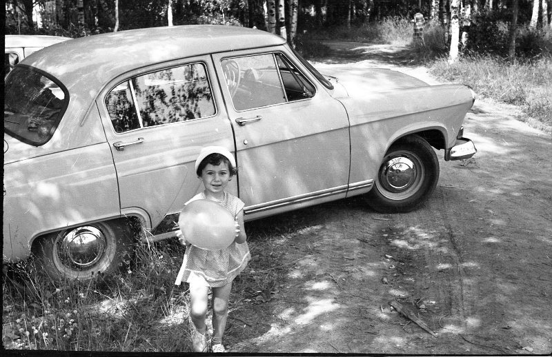 Марина, внучка Веры Чаплиной у бабушкиного автомобиля «Волга», 1963 год, Московская обл., Клинский р-н, Малеевский сельсовет, дер. Малеевка