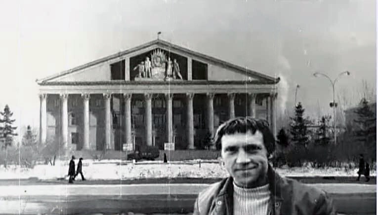 Владимир Высоцкий у Дворца культуры металлургов, март 1970, Казахская ССР, Восточно-Казахстанская обл., г. Усть-Каменогорск