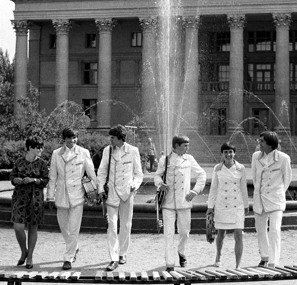 Группа «Интеграл» у Дворца культуры металлургов, 1973 - 1976, Казахская ССР, Восточно-Казахстанская обл., г. Усть-Каменогорск