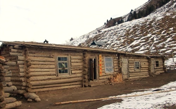 Русско-сибирский дом в окрестностях Нарынкола, 1990 год, Казахская ССР, Алма-Атинская обл., Нарынкольский р-н, с. Нарынкол. Нарынкол – бывший казачий выселок Охотничий, основанный семиреченскими казаками в 1872 году, располагается на Тянь-Шане, в районе пика Хан-Тенгри (7010 м), на высоте 1801 метра над уровнем моря, вблизи  китайской границы.