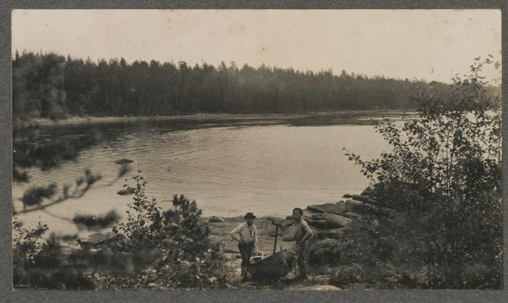 Река Кемь. Перетаскивание лодки посуху через порог Юму, 1900-е, Архангельская губ.