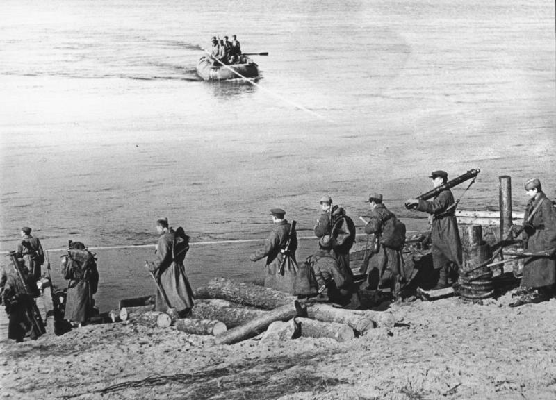 1-й Украинский фронт. Форсирование Днепра, 26 августа 1943 - 23 декабря 1943, Украинская ССР. Выставка «Река Днепр» с этим снимком.&nbsp;