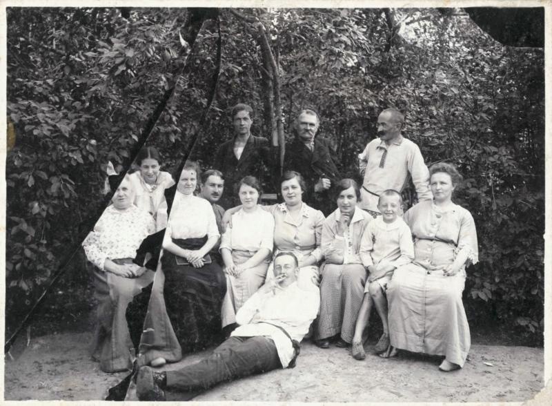 Групповой портрет, 1914 год. Первый справа стоит – Павел Левинский.