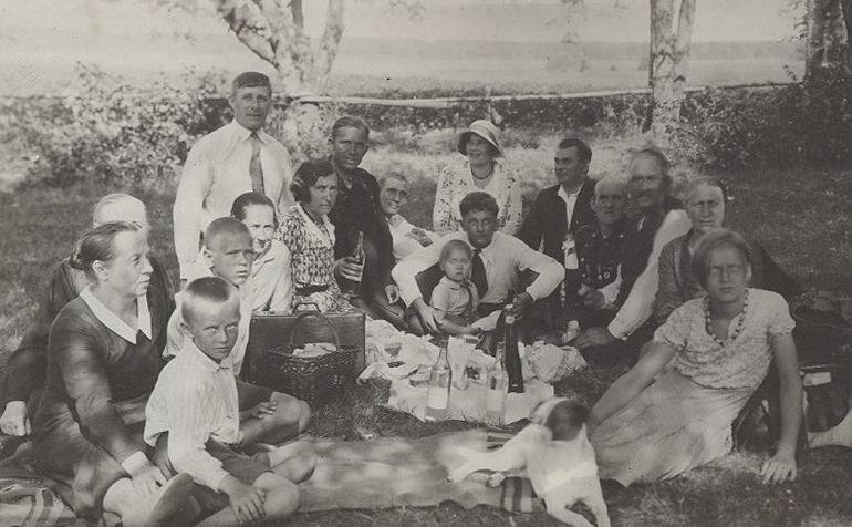 На пикнике, 1920-е
