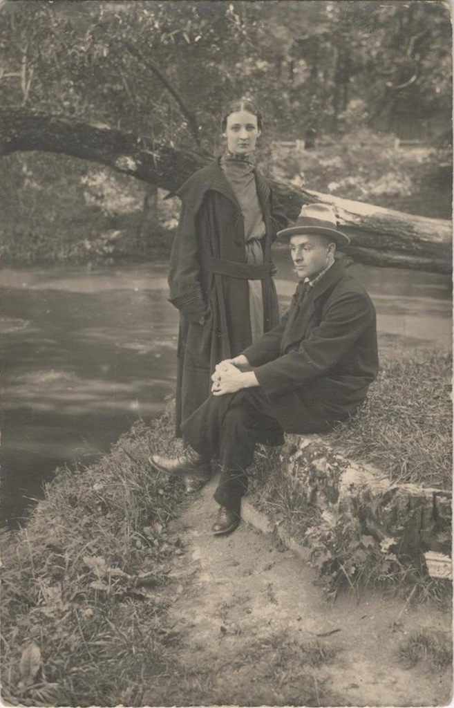 Портрет Анны Францевны Вардзяк с другом, 1920-е. 