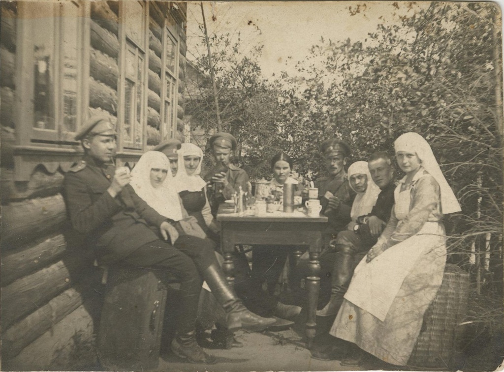 Чаепитие во дворе, 1910-е. Выставка «Лучшие фотографии. Чайные церемонии» с этим снимком.