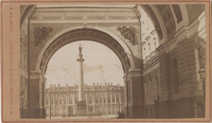Александровская колонна через арку Главного штаба, 1867 - 1869, г. Санкт-Петербург. Видео «Три тысячи лавок. Нижегородская ярмарка» с этой фотографией.