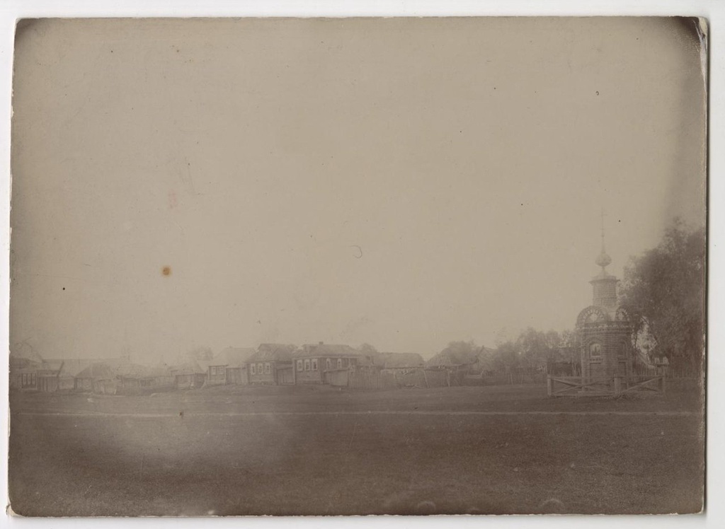 Улица в деревне Ловецкие Борки, 1896 - 1903, Рязанская губ., Зарайский у., с. Ловецкие Борки (Ловецкие Выселки). На родине Ивана Левинского. Иван Иванович Левинский – бывший крепостной крестьянин из села Ловецкие Борки Рязанской губернии. Владел ювелирной мастерской в Москве. Фотографии сделаны его сыном, Павлом Ивановичем Левинским.