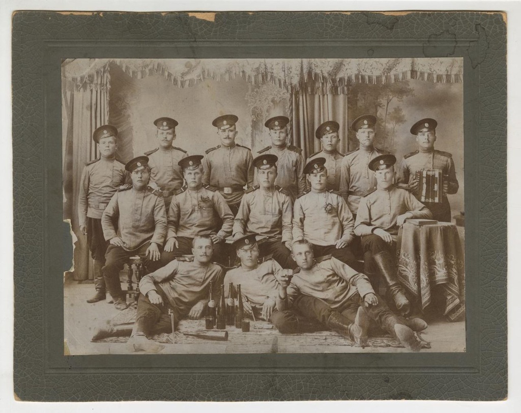 Групповой портрет нижних чинов Минусинской местной команды, 1907 - 1913, Енисейская губ., г. Минусинск