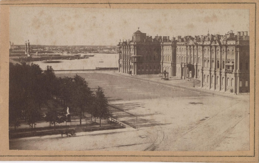 Вид на Разводную площадь у Зимнего дворца, 1867 - 1869, г. Санкт-Петербург. Современное название Разводной площади – Дворцовый проезд.Видео «Три тысячи лавок. Нижегородская ярмарка» с этой фотографией.