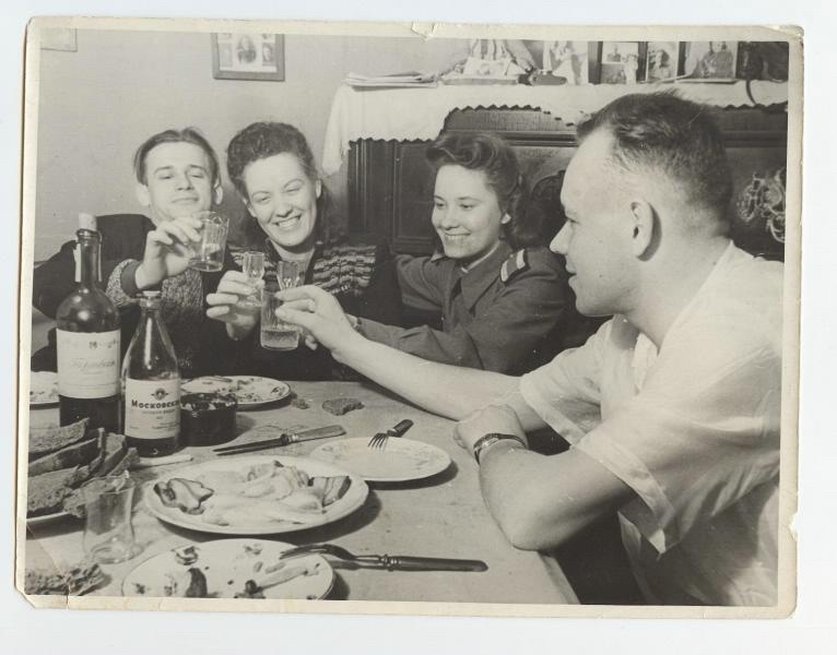 День Победы, 1945 год. Выставки&nbsp;«Застолье по-советски»&nbsp;и «In vino / pivo / vodka veritas...» с этой фотографией.