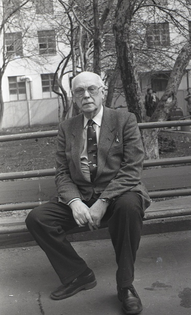 Сергей Михалков в саду Института мировой литературы имени Горького, 13 апреля 1989, г. Москва