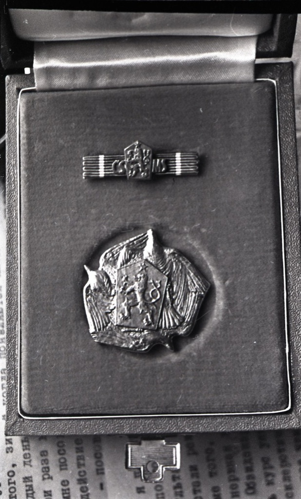 Посол ЧССР вручил Сергею Михалкову «Золотую медаль с лентой» за заслуги в деле развития дружбы и сотрудничества с Чехословацкой республикой, 2 апреля 1978, г. Москва