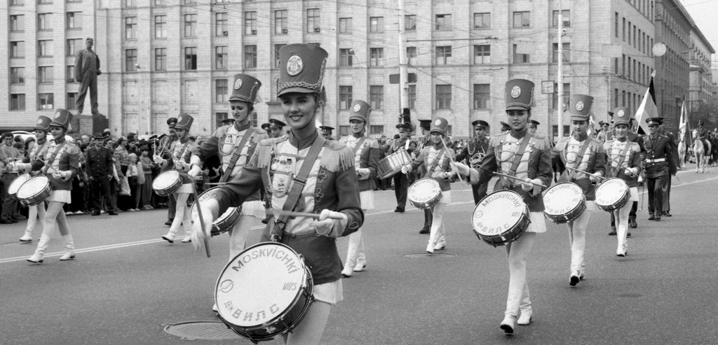 Шествие ансамбля барабанщиц «Москвички» на праздновании Дня города в Москве у памятника Владимиру Маяковскому, 5 сентября 1992, г. Москва. Ныне Триумфальная площадь.&nbsp;