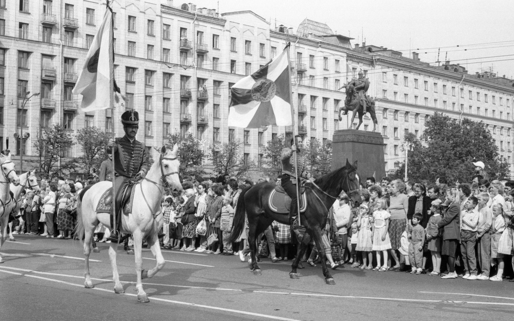 Историческая реконструкция в форме русских войск периода Отечественной войны 1812 года у Мэрии Москвы и памятника Юрию Долгорукому на праздновании Дня города в Москве, 5 сентября 1992, г. Москва