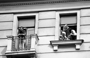 Москвичи из окон приветствуют торжественное шествие на праздновании Дня города в Москве, 5 сентября 1992, г. Москва