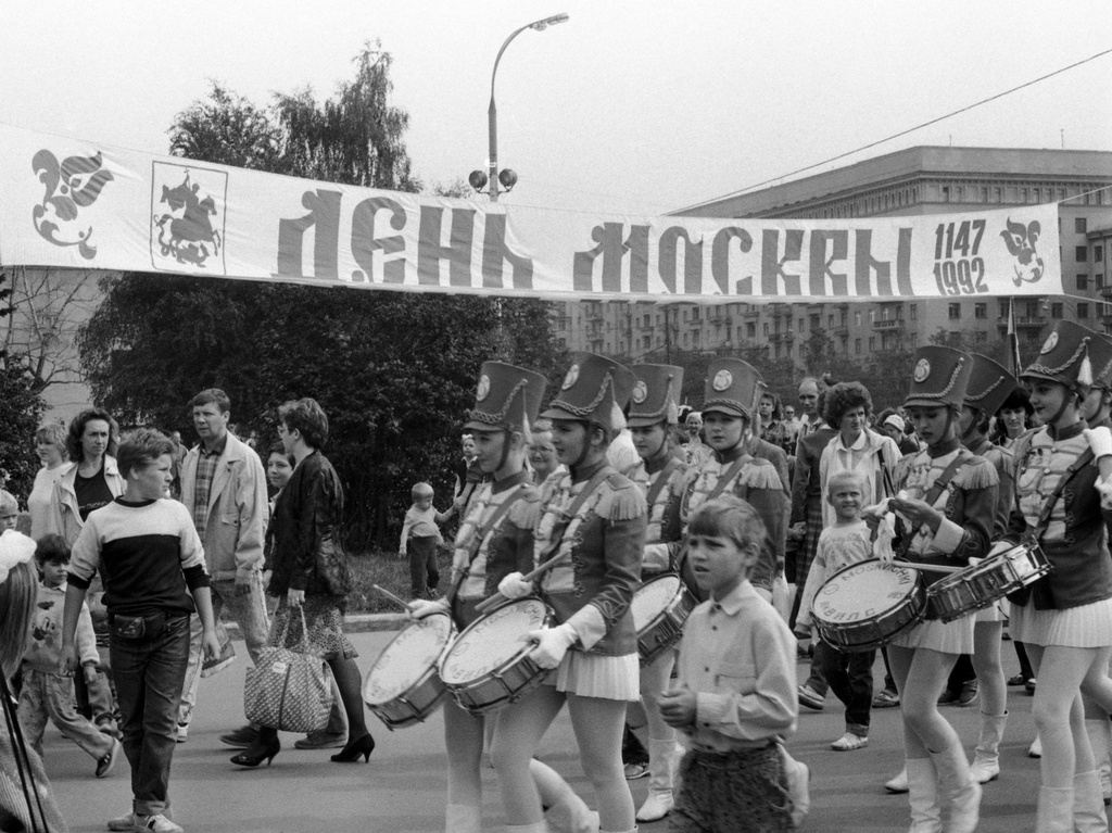 Участницы ансамбля барабанщиц «Москвички» среди москвичей на праздновании Дня города в Москве, 5 сентября 1992, г. Москва