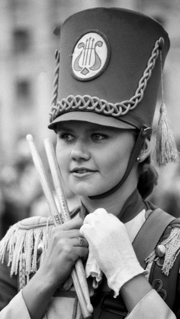 Участница ансамбля барабанщиц «Москвички» на праздновании Дня города в Москве, 5 сентября 1992, г. Москва