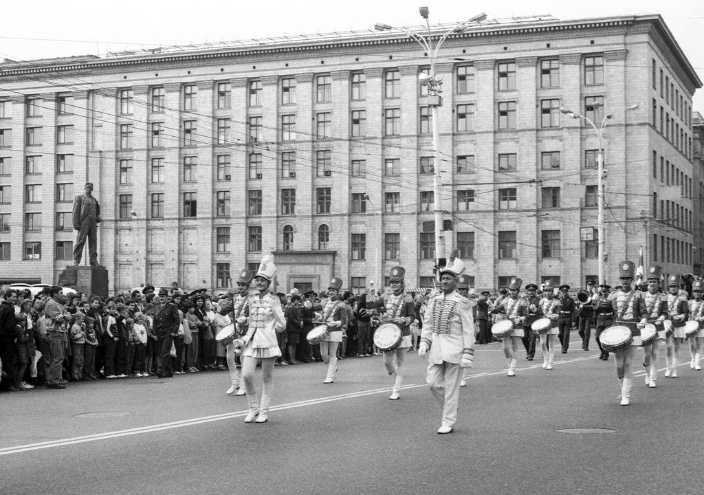 Шествие ансамбля барабанщиц «Москвички» на праздновании Дня города в Москве у памятника Владимиру Маяковскому, 5 сентября 1992, г. Москва