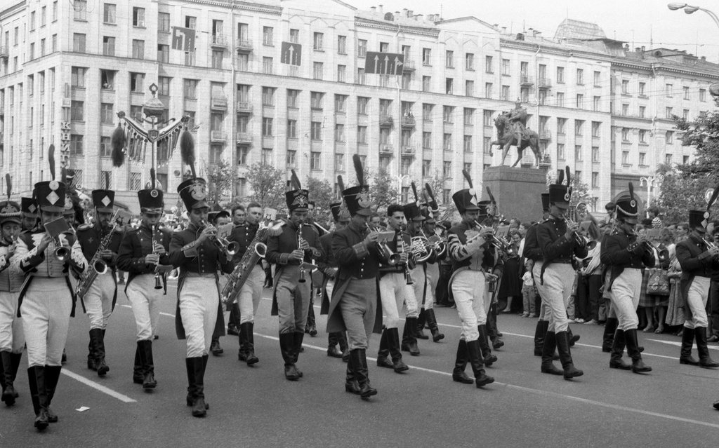Шествие духового оркестра в форме русских войск периода Отечественной войны 1812 года у Мэрии Москвы и памятника Юрию Долгорукому на праздновании Дня города в Москве, 5 сентября 1992, г. Москва. Согласно Распоряжению мэра Москвы от 01.07.1992 № 177-РМ, в праздничных мероприятиях Дня города Москвы в 1992 году была отражена историческая дата 180-летие Бородинского сражения.