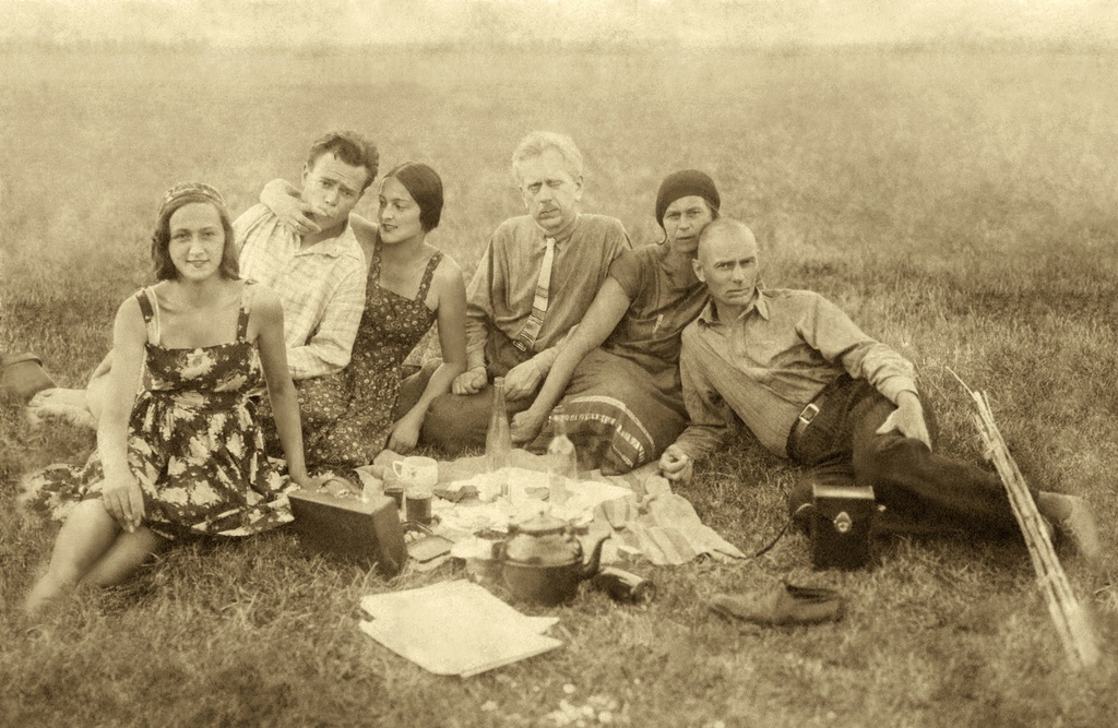 Групповой автопортрет, 1932 год, Украинская ССР, Ровенская обл., с. Чаква. Автопортрет с женой, сестрой жены (слева), тещей, её 2-м мужем и родственником тещи (крайний справа).