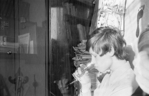 Одноклассники в гостях у фотографа класса после окончания 301 школы в Свиблово, июнь 1977, г. Москва
