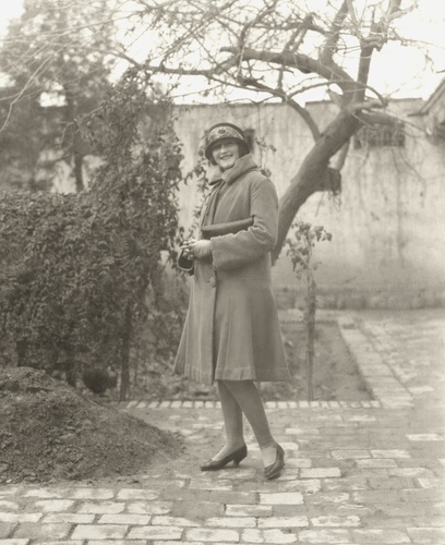 Портрет жены во дворе дома на Ставропольской улице в Ашхабаде, 1928 год, Туркменская ССР, г. Ашхабад