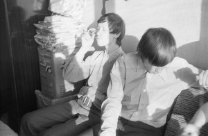 Одноклассники в гостях у фотографа класса после окончания 301 школы в Свиблово, июнь 1977, г. Москва