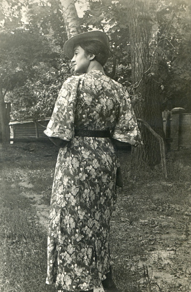 Портрет жены во дворе дома, 1936 год, г. Москва