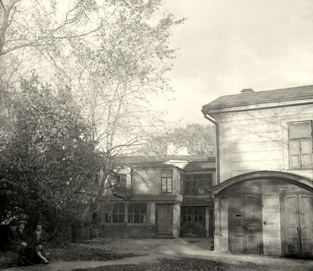 Улица Житная. Дом № 10, 7 октября 1928, г. Москва. Улица Житная. Дом № 10 (В.О. Ключевского). Вид со стороны двора. С 1932 по 1939 год, Борис Александрович Баш (Шишлянников), с женой, сыном и тёщей, жил на Житной улице, 10 (в старом доме). Семья занимала на верхнем этаже одну комнату 15-20 м. кв. в коммунальной квартире.