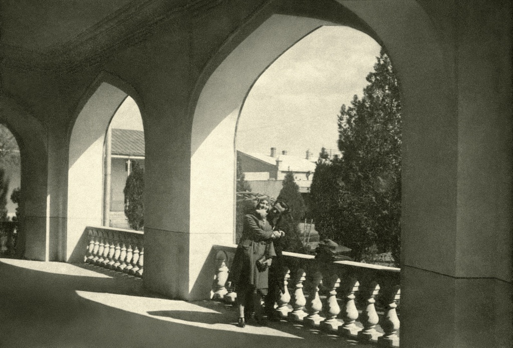 Автопортрет с женой на веранде храма Бахаи, 1930 год, Туркменская ССР, г. Ашхабад