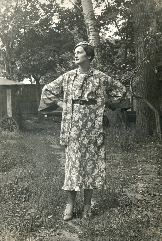 Портрет жены во дворе дома, 1936 год, г. Москва