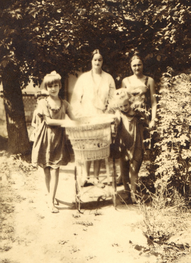 Портрет жены, ее сестры (справа) и соседских детей, 1930 год, Туркменская ССР, г. Ашхабад. На фото: жена, ее сестра (справа) и соседские дети.