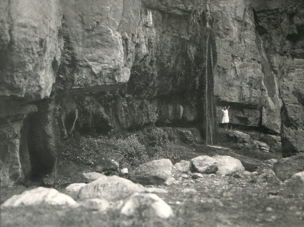 Тутлы, 1926 - 1927, Туркменская ССР. Портрет жены у водопада. Фото подписано: «Тутлы». Сейчас: Койтендагский заповедник, Туркменистан.&nbsp;