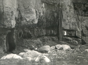 Тутлы, 1926 - 1927, Туркменская ССР. Портрет жены у водопада. Фото подписано: «Тутлы». Сейчас: Койтендагский заповедник, Туркменистан.&nbsp;