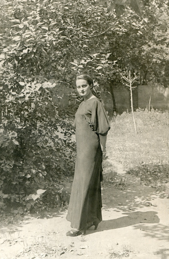 Портрет жены во дворе дома, 1936 год, г. Москва