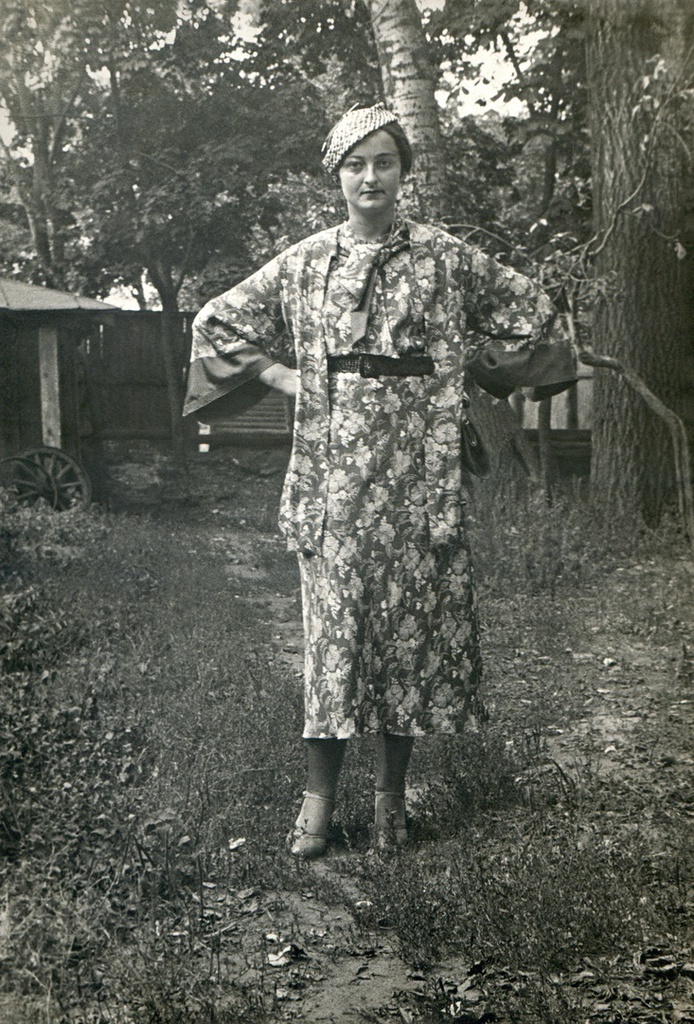Портрет жены во дворе дома, 1936 год, г. Москва