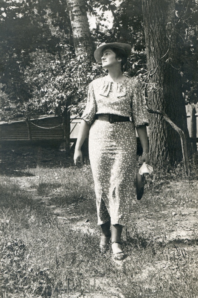 Портрет жены во дворе дома, 1936 год, г. Москва
