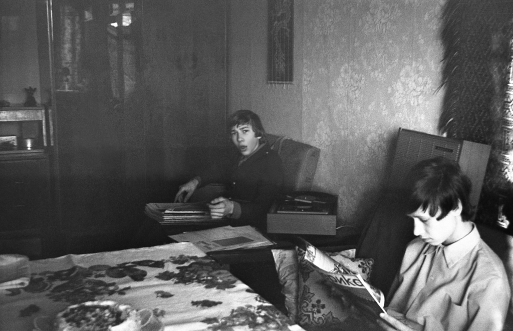 Одноклассники в гостях у фотографа класса после окончания 301 школы в Свиблово, июнь 1977, г. Москва