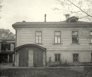 Улица Житная. Дом № 10, 7 октября 1928, г. Москва. Улица Житная. Дом № 10 (В.О. Ключевского). Вид со стороны двора. С 1932 по 1939 год, Борис Александрович  Баш (Шишлянников), с женой, сыном и тёщей, жил на Житной улице, 10 (в старом доме). Семья занимала на верхнем этаже одну комнату 15-20 м. кв. в коммунальной квартире.